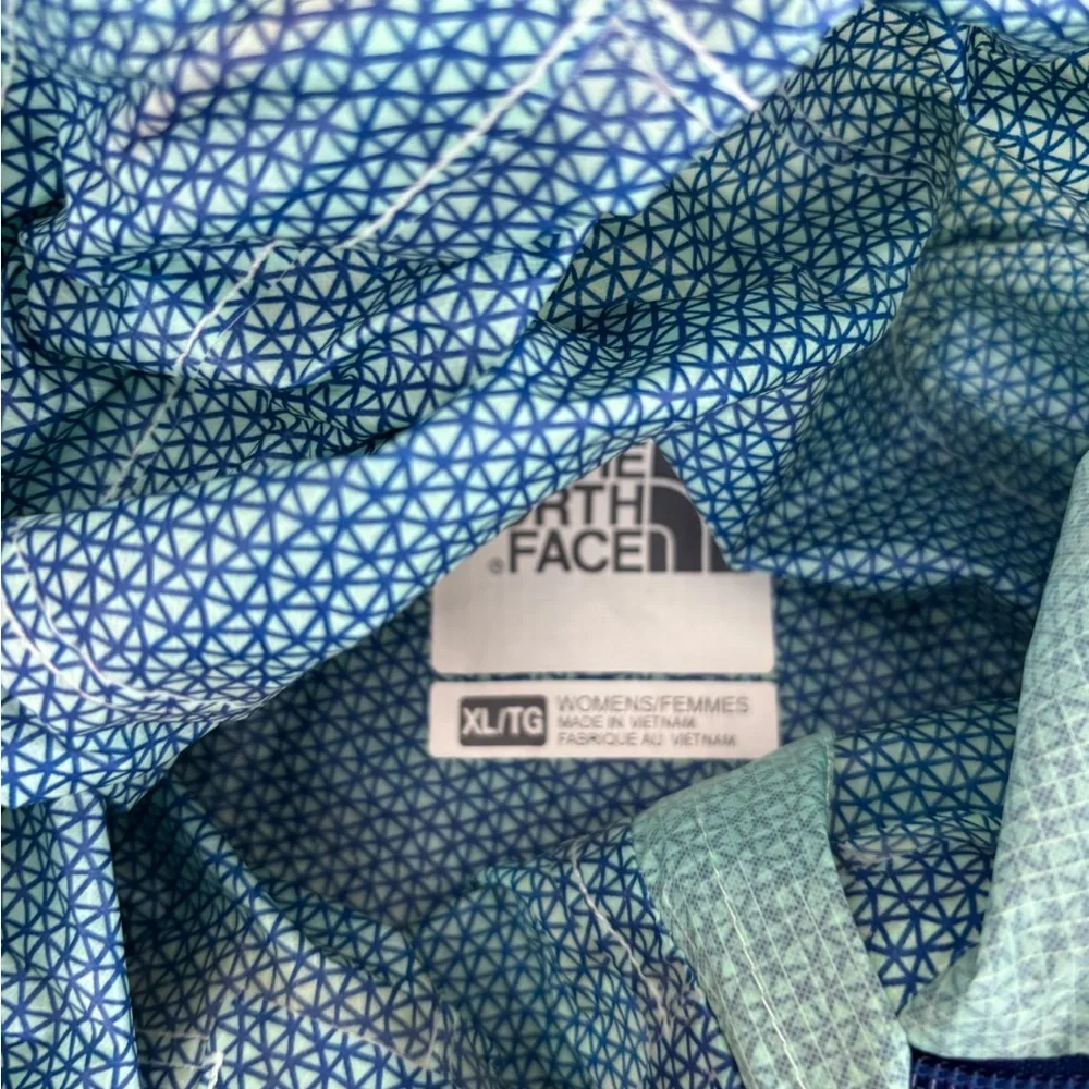 Women’s North Face rain jacket. - Picture 4 of 8